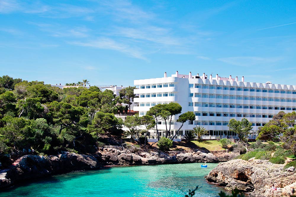 Ley de Costas 2025: cómo blindar villas y hoteles frente al dominio público marítimo-terrestre