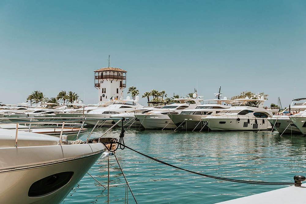 Marinas y amarres como activo patrimonial: concesiones, canon y yield